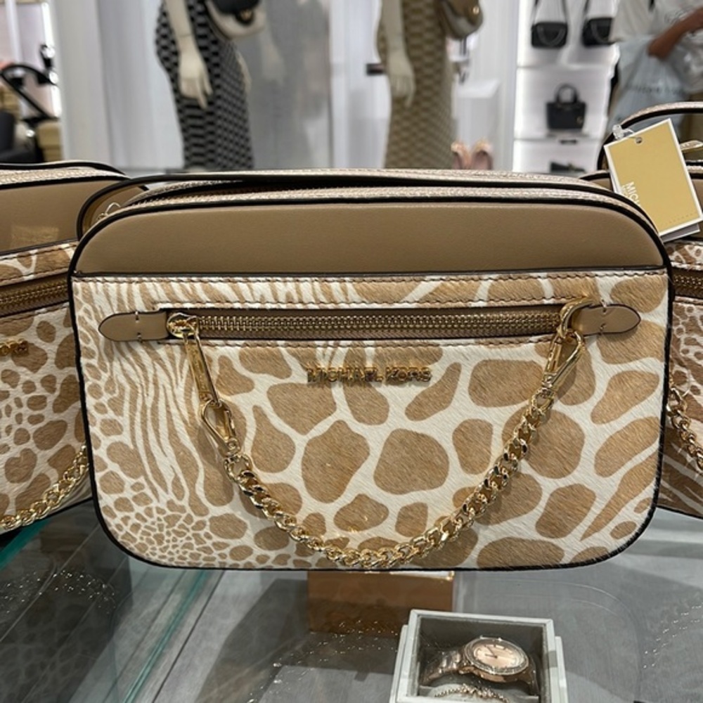 MICHAEL KORS JET SET LARGE EAST WEST ZIP POCKET CHAIN XBODY 
CAMEL
NWT